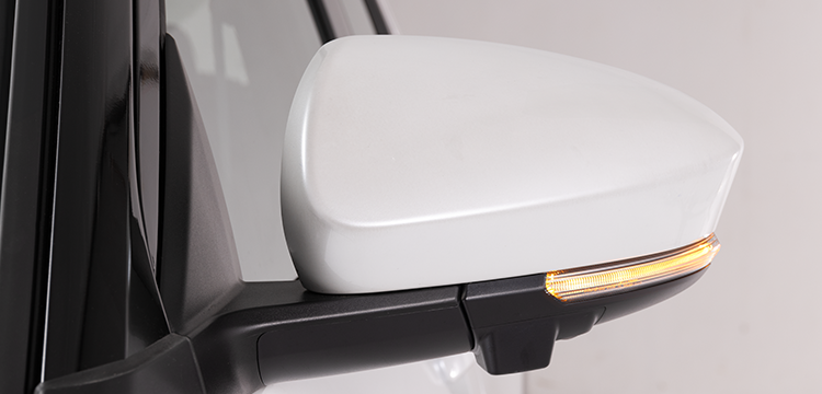 Gương xe gập mở tự động tích hợp đèn báo rẽ tiện lợi.